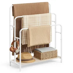 Білий рушник і ковдра вішалка