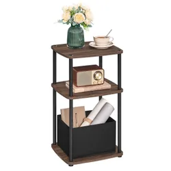 Коричнева білосніжна маленька ліжка з газетою