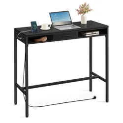 Столовий стіл із чорною зарядною станцією